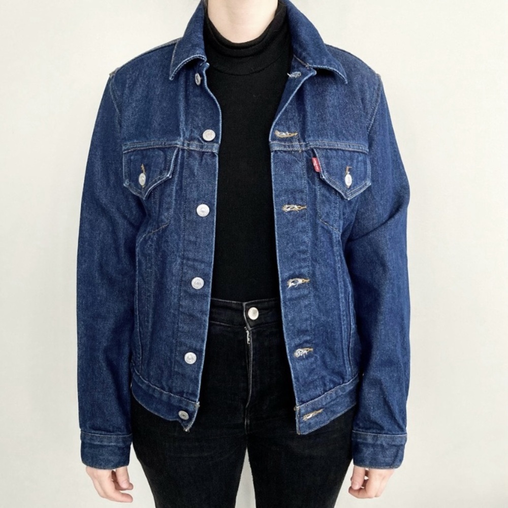 Vintage Levi’s dark-wash denim jacket. 💙